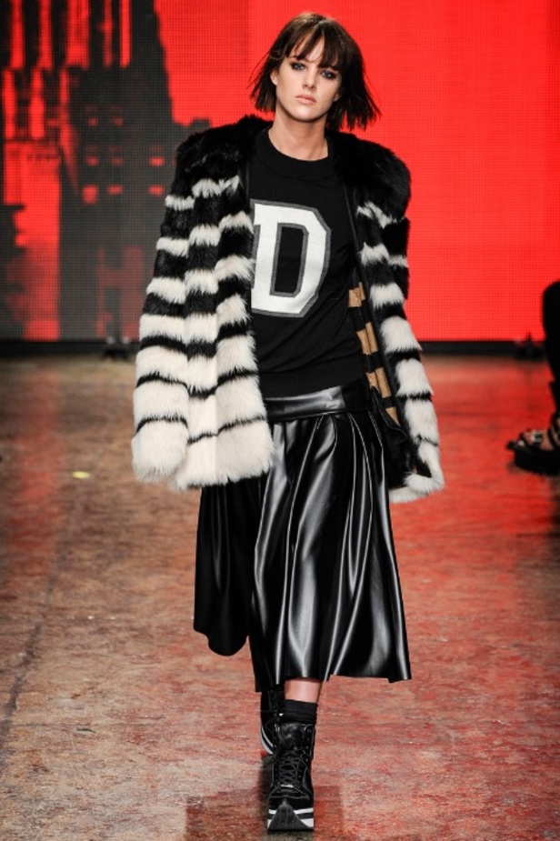 المصممة دونا كاران في نهاية عرض مجموعتها لخريف 2014 من أسبوع نيويورك للأزياء