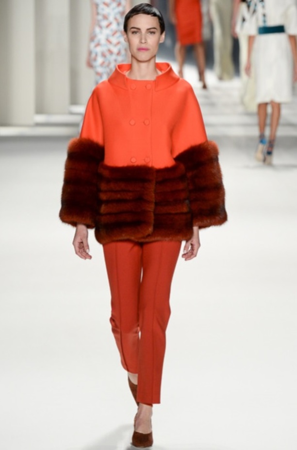  المصممة كارولينا هيريرا تطل على الحضور في نهاية عرض مجموعتها لخريف 2014.