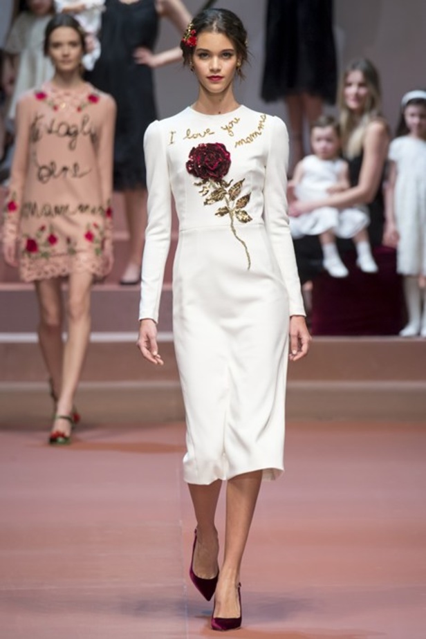 عندما تُكرّم دار Dolce & Gabbana الأم.. والعائلة!