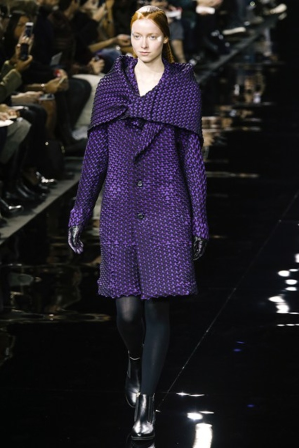 عرض Issey Miyakeوالقصات العصرية