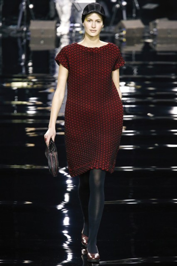 عرض Issey Miyakeوالقصات العصرية