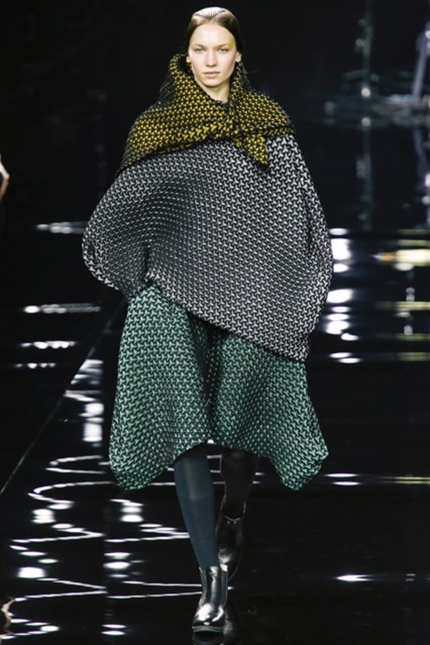 عرض Issey Miyakeوالقصات العصرية