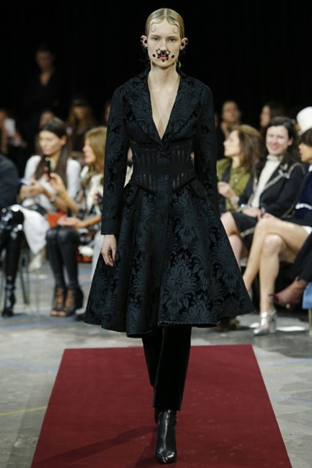 Givenchy بين الأسلوب الفيكتوري والهندي! 