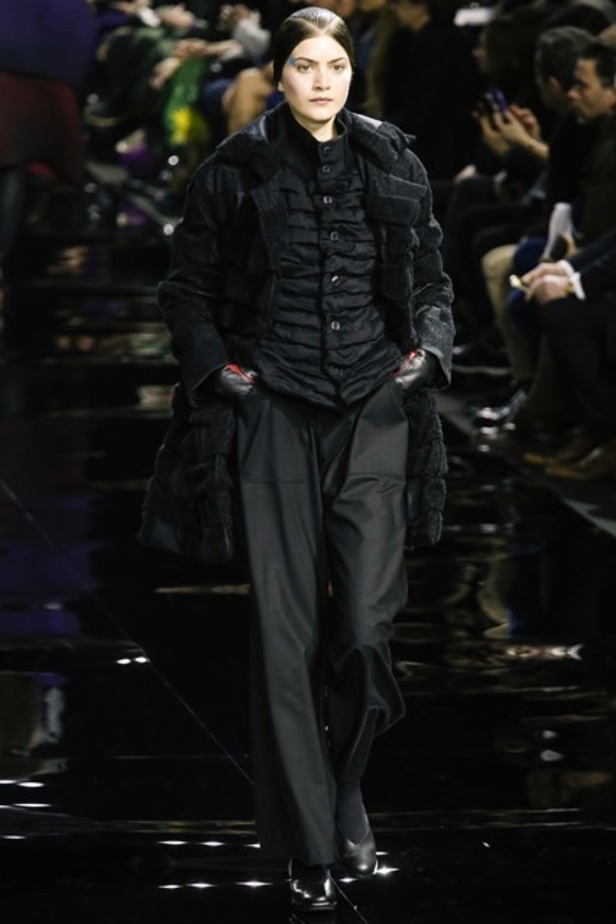 عرض Issey Miyakeوالقصات العصرية