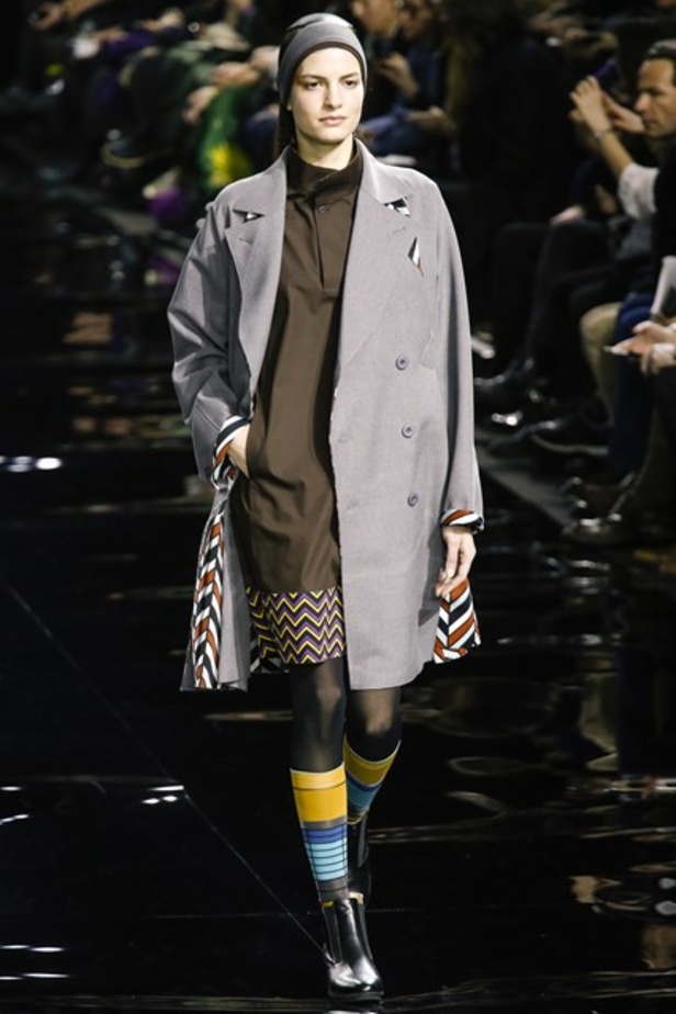 عرض Issey Miyakeوالقصات العصرية