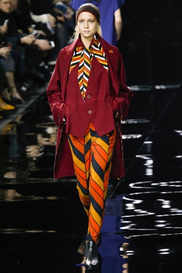 عرض Issey Miyakeوالقصات العصرية