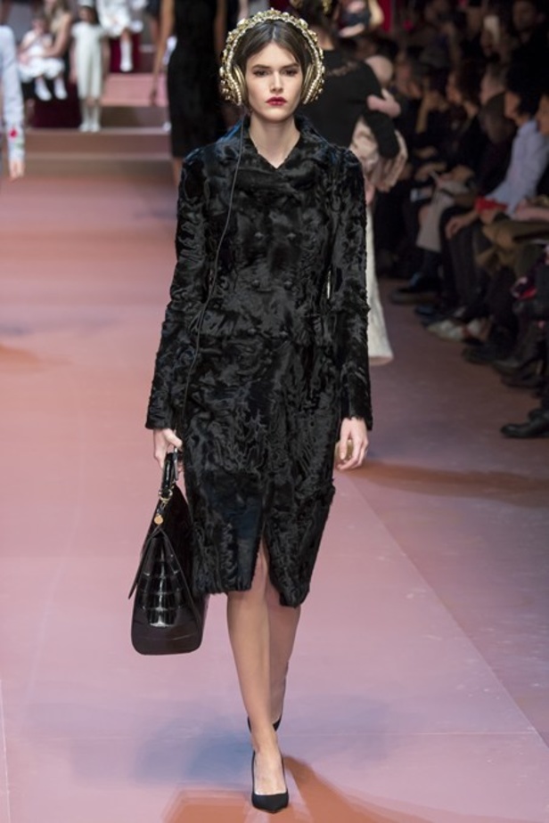 عندما تُكرّم دار Dolce & Gabbana الأم.. والعائلة!