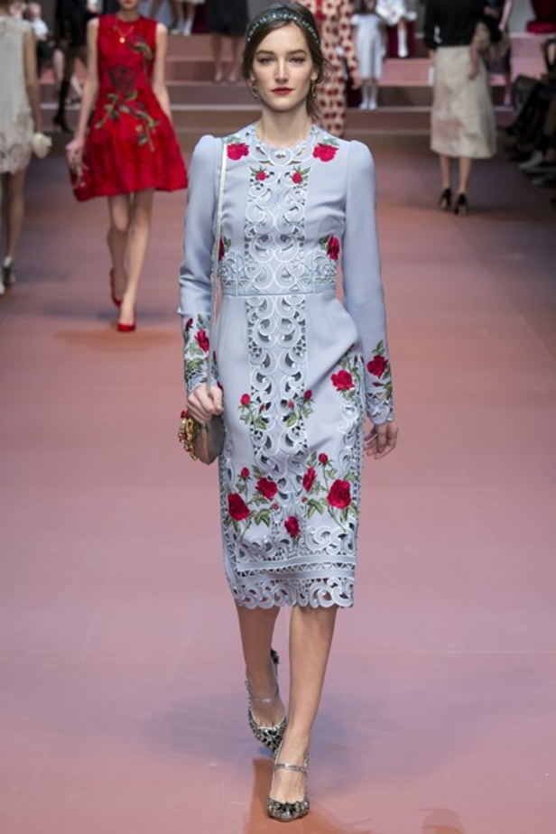 عندما تُكرّم دار Dolce & Gabbana الأم.. والعائلة!