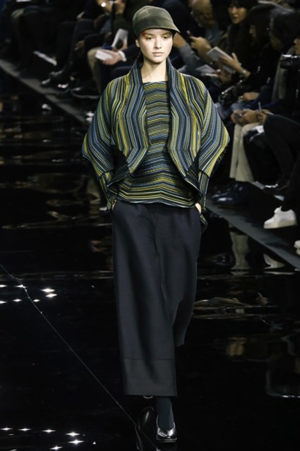 عرض Issey Miyakeوالقصات العصرية