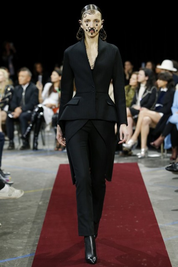 Givenchy بين الأسلوب الفيكتوري والهندي! 