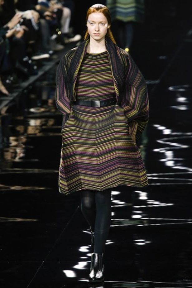 عرض Issey Miyakeوالقصات العصرية