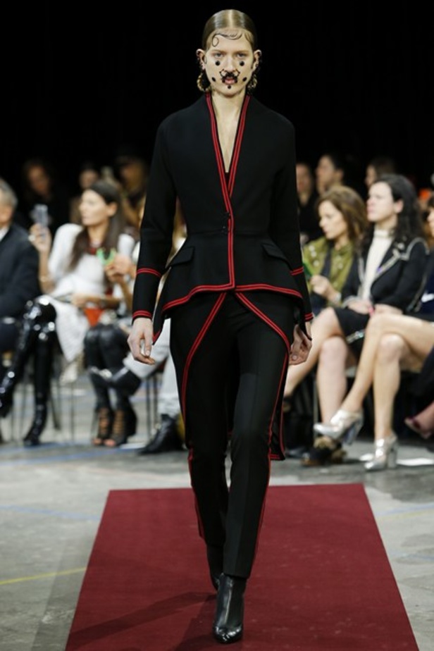 Givenchy بين الأسلوب الفيكتوري والهندي! 