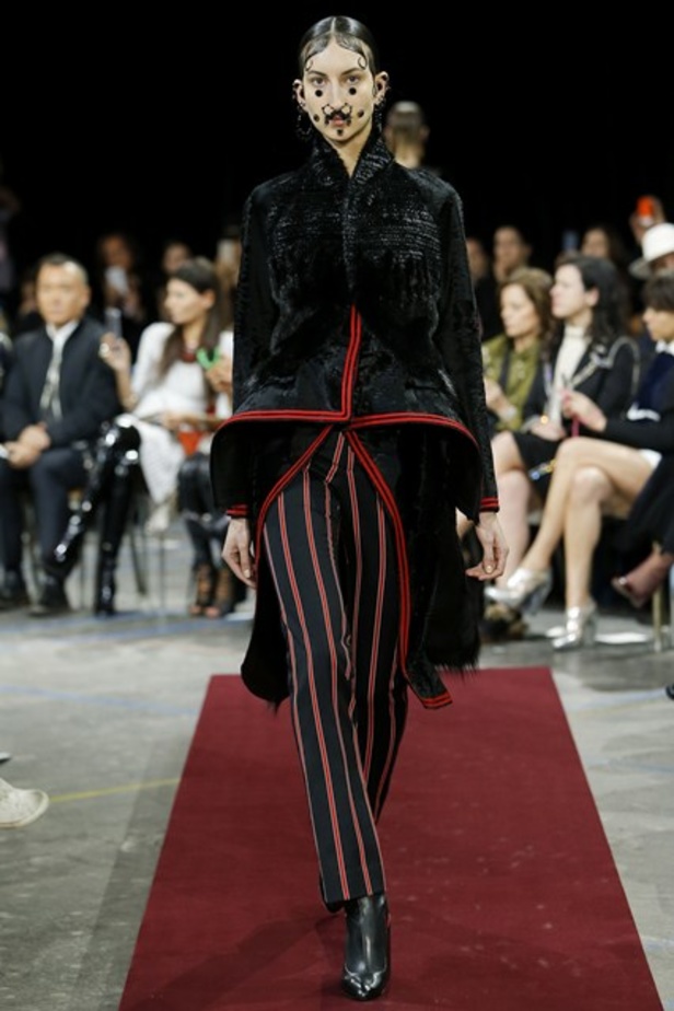 Givenchy بين الأسلوب الفيكتوري والهندي! 