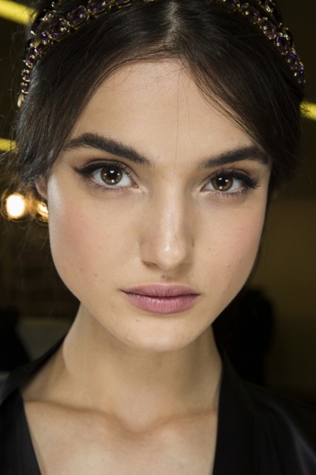 عندما تُكرّم دار Dolce & Gabbana الأم.. والعائلة!