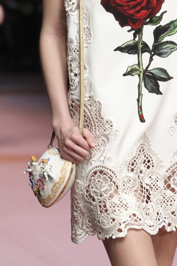 عندما تُكرّم دار Dolce & Gabbana الأم.. والعائلة!