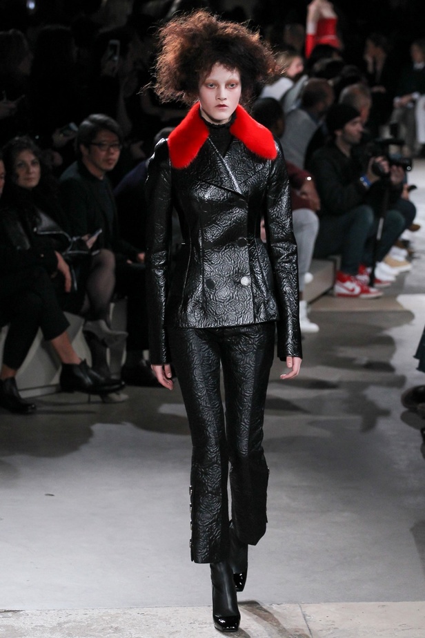 عرض Alexander McQueen كلاسيكية ولكن