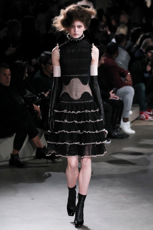 عرض Alexander McQueen كلاسيكية ولكن