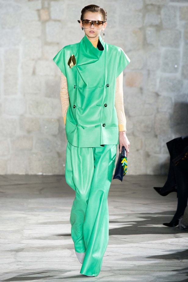 Loewe للمرأة العصرية والأنيقة