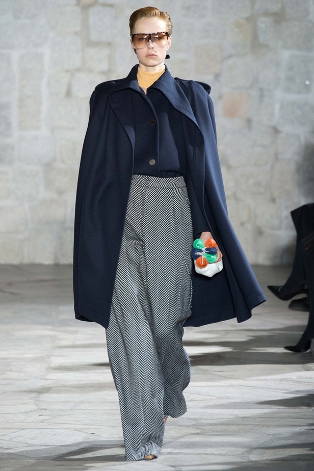 Loewe للمرأة العصرية والأنيقة