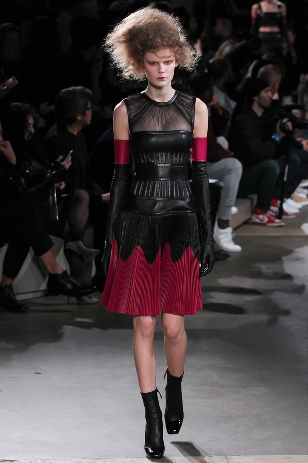 عرض Alexander McQueen كلاسيكية ولكن