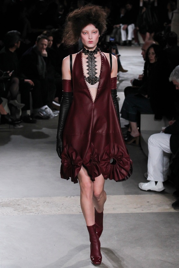 عرض Alexander McQueen كلاسيكية ولكن