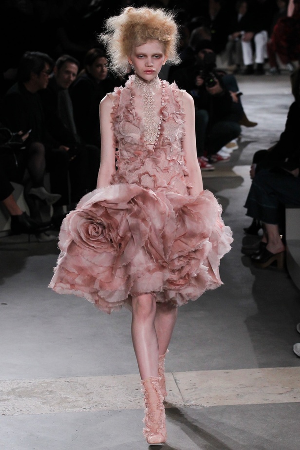 عرض Alexander McQueen كلاسيكية ولكن
