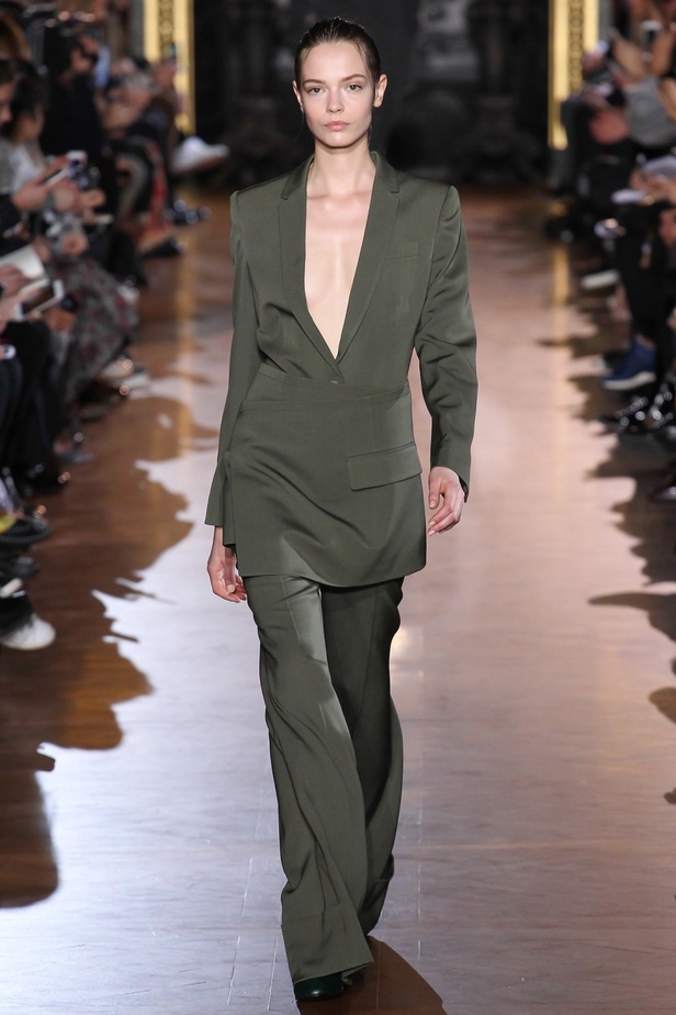 أناقة عصريّة متجدّدة في مجموعة "Stella Mccartney"