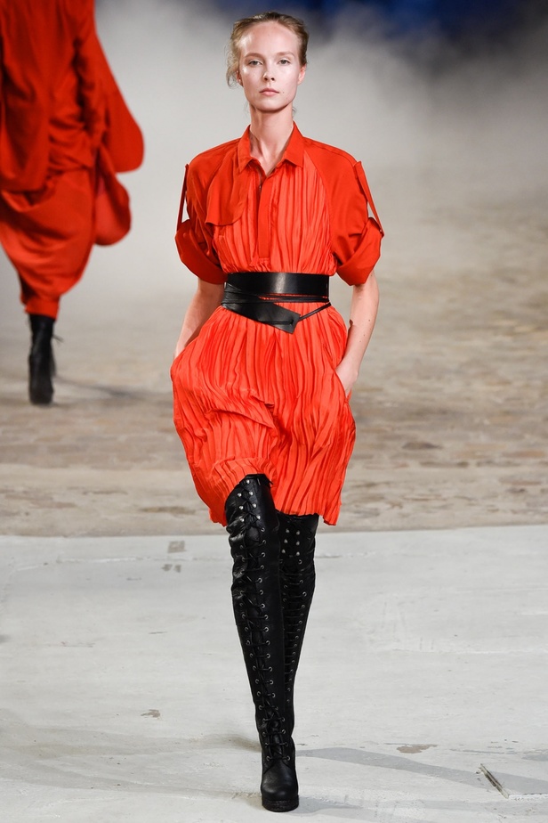 غيوم سوداء تتلبد في ربيع A.F. Vandevorst