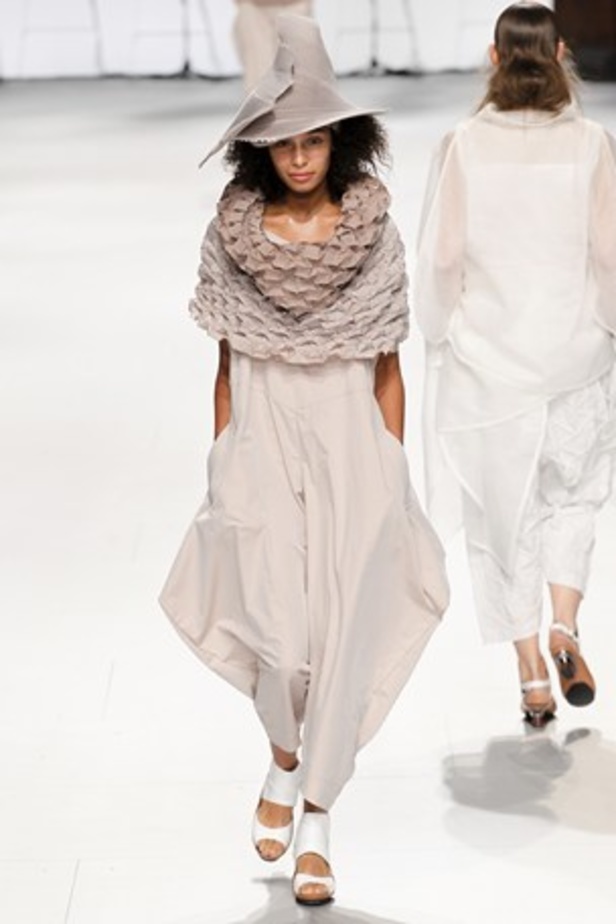 لمسات عصرية ومضلّعة في عرض  ISSEY MIYAKE