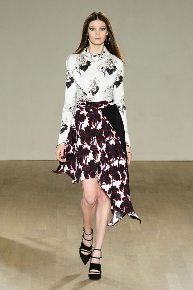 مجموعة Issa تتناغم بين الشراريب والأشكال الهندسية