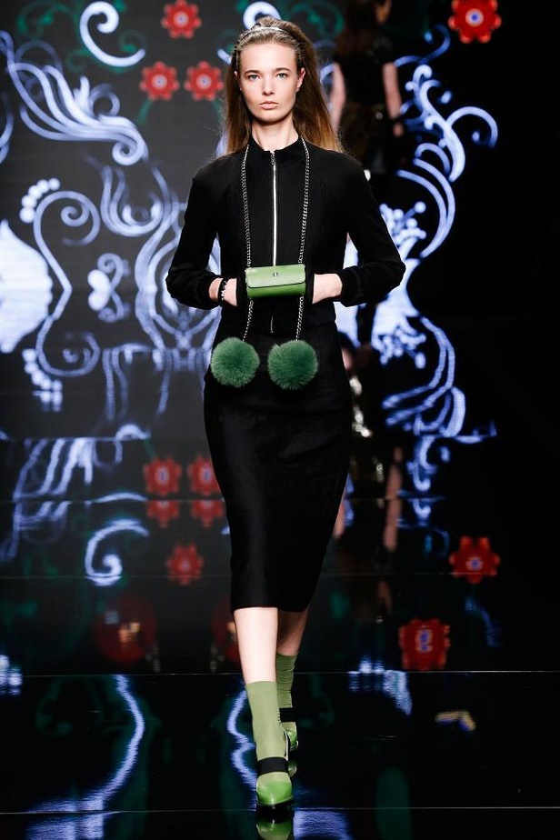 لمسات الفرو والشراريب تغمر عروض Aigner