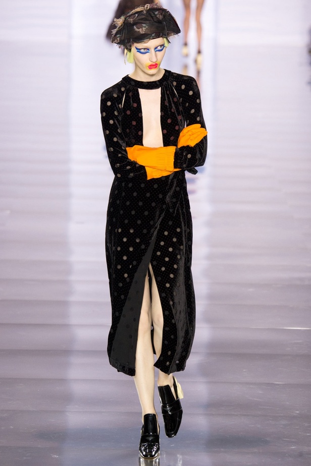 Galliano يعيد الفانتازيا للموضة في عرض Maison Margiela