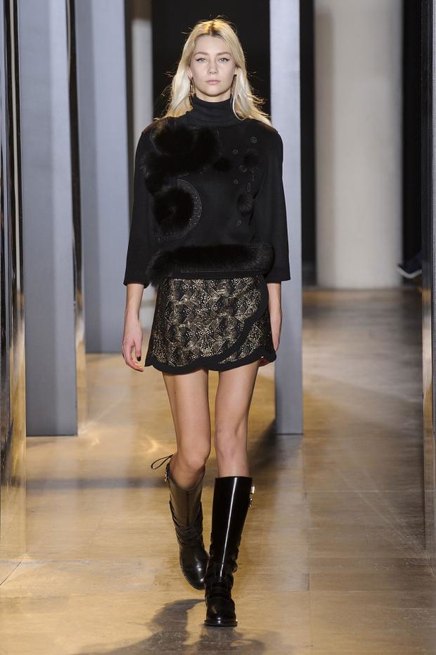 نقوش الأسماك الملوّنة في عرض  John Galliano