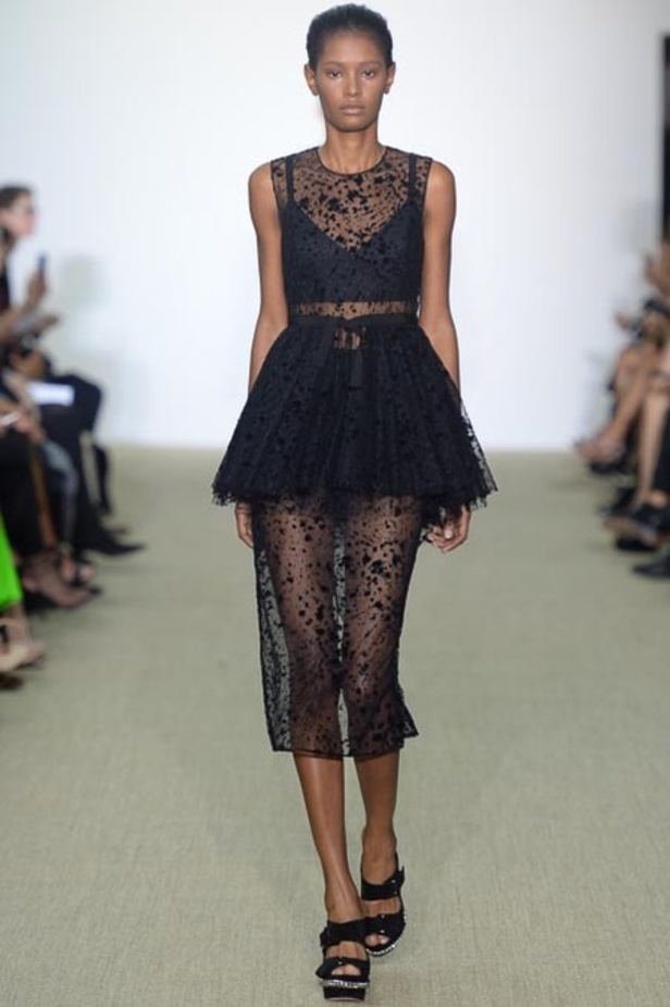 Giambattista Valli: السراويل القصيرة سحر الانوثة