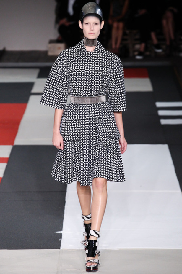 Alexander McQueen خطوط مستوحاة من الطراز الروماني