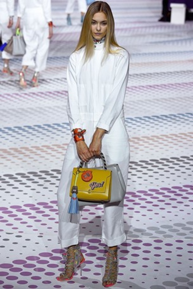 "الحقائب أيضاً لها مشاعر" في عرض Anya Hindmarch