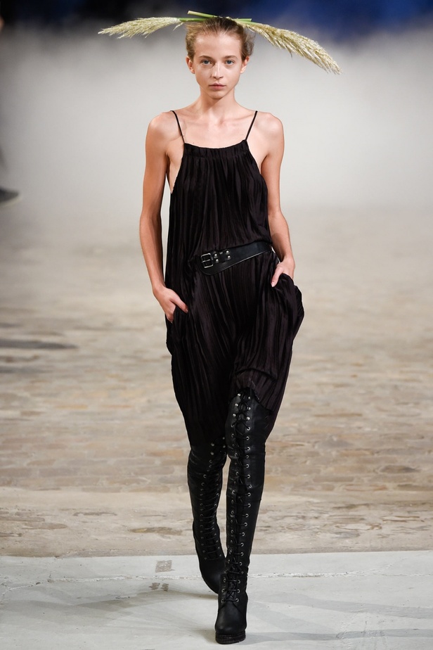 غيوم سوداء تتلبد في ربيع A.F. Vandevorst