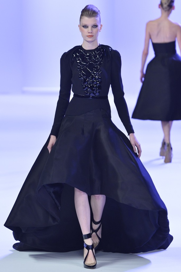 Stéphane Rolland أناقة الاصفر ورقيّ الابيض