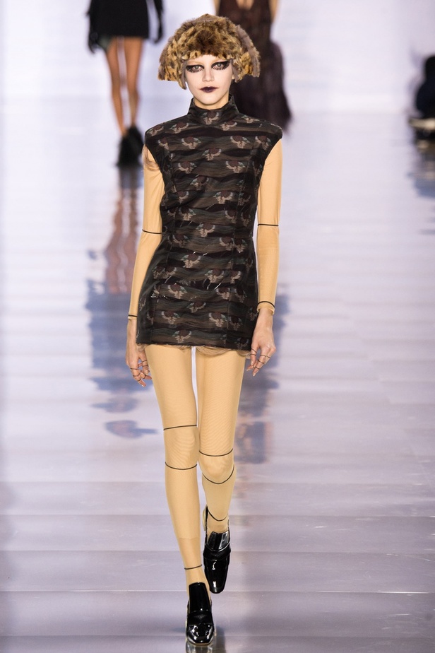 Galliano يعيد الفانتازيا للموضة في عرض Maison Margiela