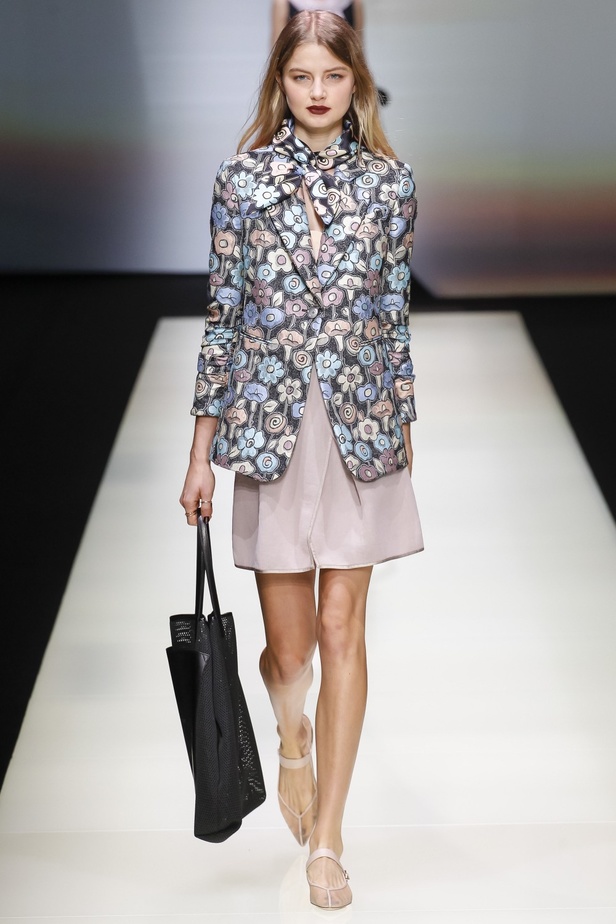 Emporio Armani يُحيي موضة البرمودا والقصّات الذكورية