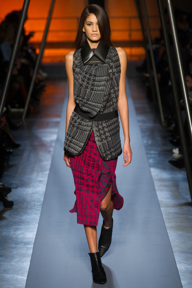 Roland Mouret خريف غير عادي بالأحمر 