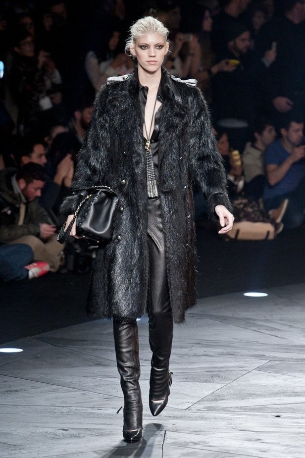 Roberto Cavalli... أناقة بسحر الغابات الاستوائية