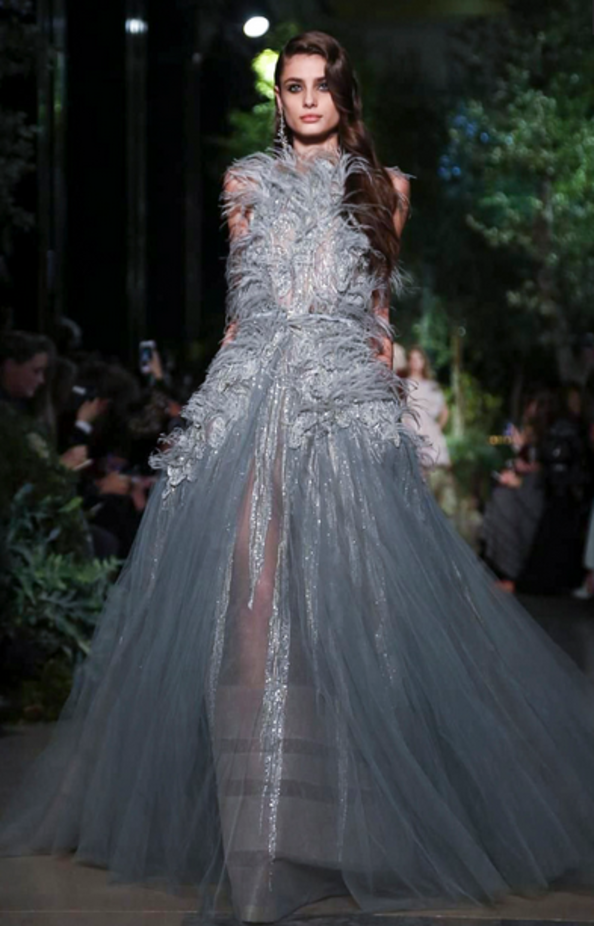 Elie Saab يمنح سندريلا سحر شهرزاد
