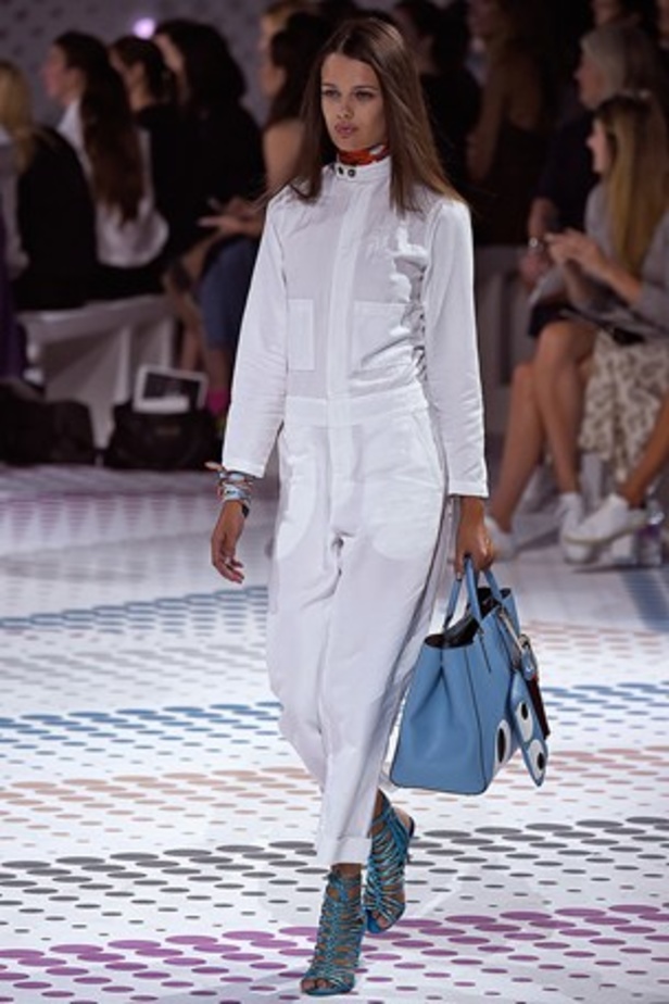 "الحقائب أيضاً لها مشاعر" في عرض Anya Hindmarch