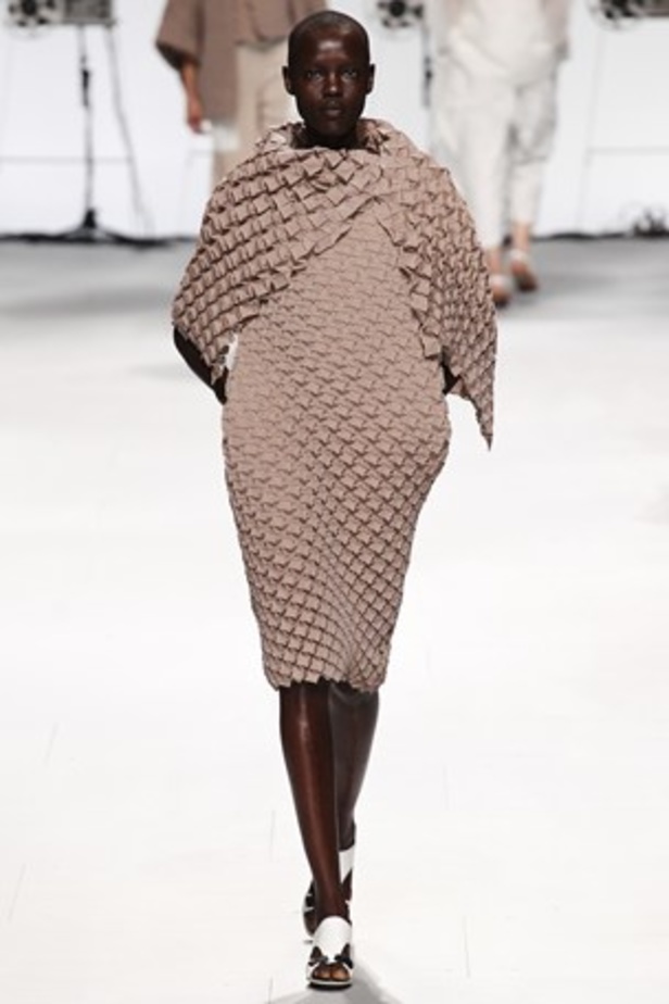 لمسات عصرية ومضلّعة في عرض  ISSEY MIYAKE