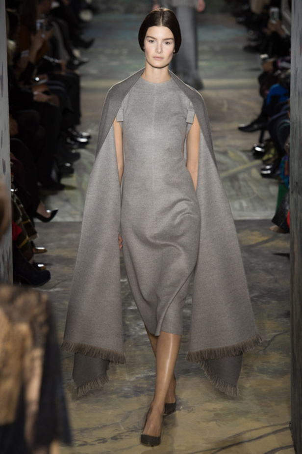  Valentino لمسات راقية وأناقة جاهزة