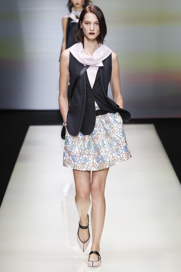 Emporio Armani يُحيي موضة البرمودا والقصّات الذكورية