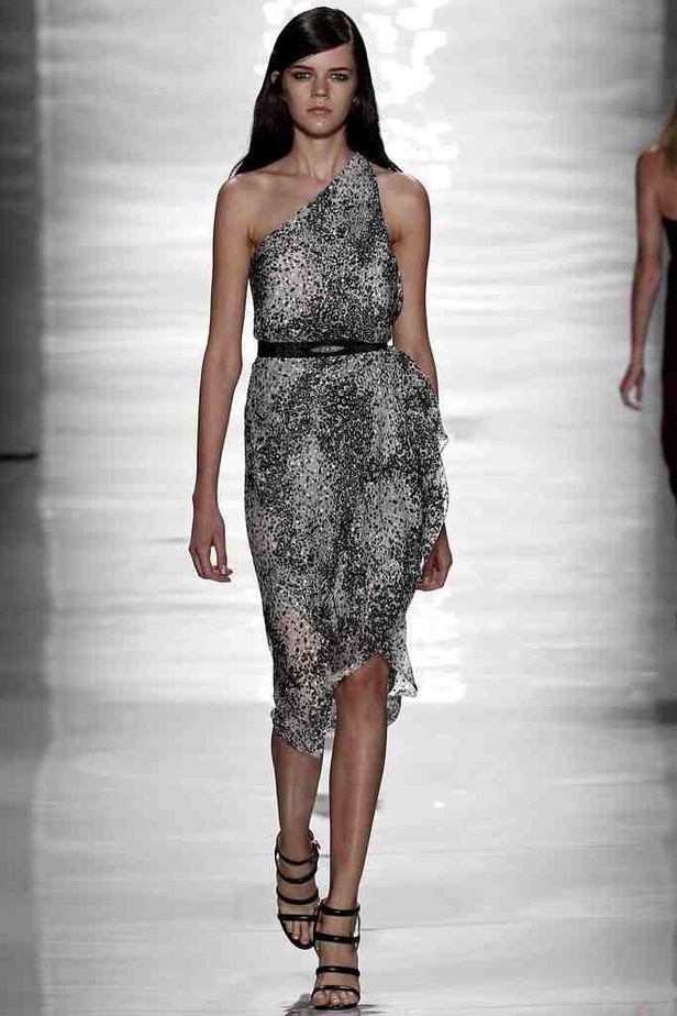 REEM ACRA تغزل الأنوثة بخيوط رومانسية