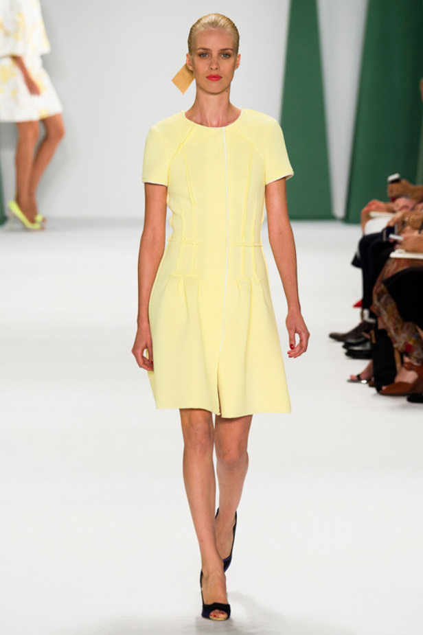 كارولينا هيريرا تنعش الصيف بأرقى الألوان والأزهار