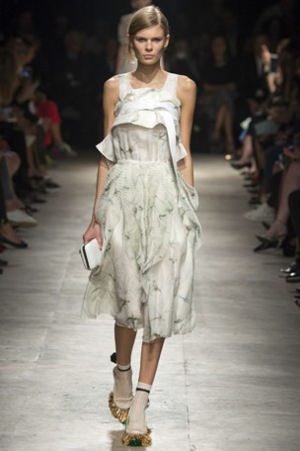 أناقة Rochas تنضح بجمال الأبيض والأسود